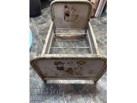 Vechi pat metalic pentru păpuși, jucărie