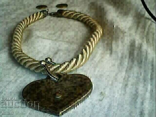 Colier vechi frumos cu inimioare argintat 30g cu preț € 20.00 | 39.12 BGN