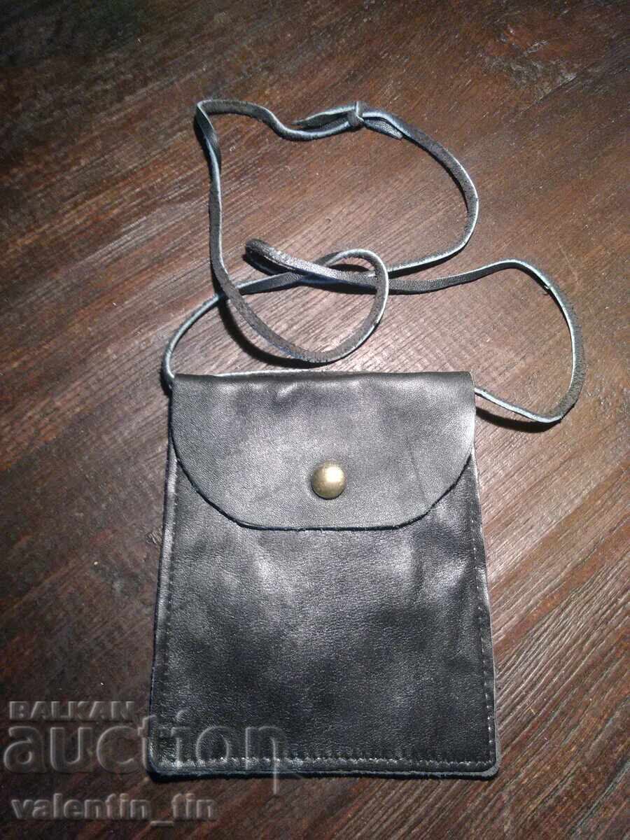 Δερμάτινο πορτοφόλι λαιμού με τιμή 14.00 BGN | € 7.16 Δερμάτινο πορτοφόλι λαιμού με τιμή 14.00 BGN | € 7.16