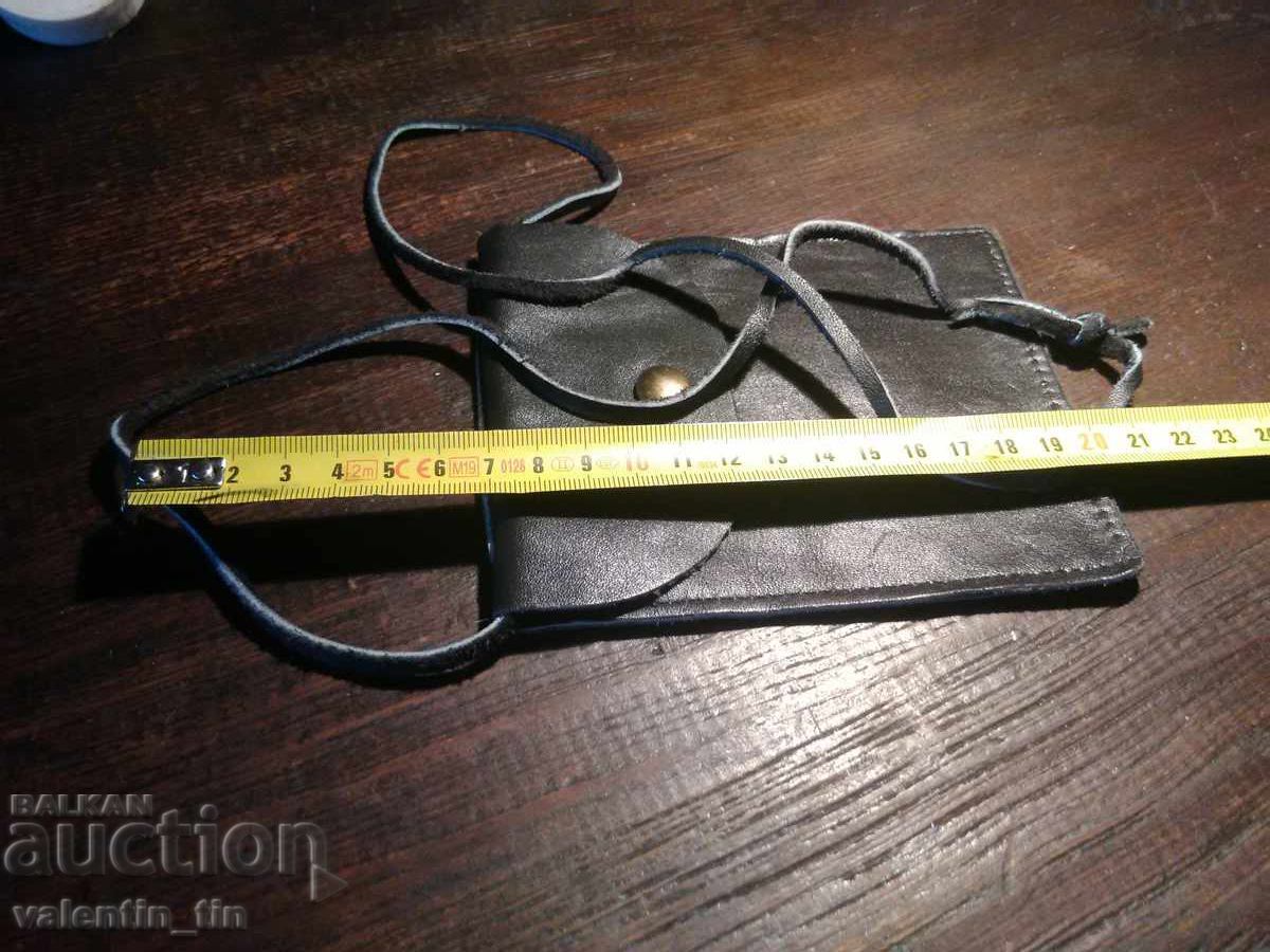 Παράδοση Δερμάτινο πορτοφόλι λαιμού Παράδοση Δερμάτινο πορτοφόλι λαιμού