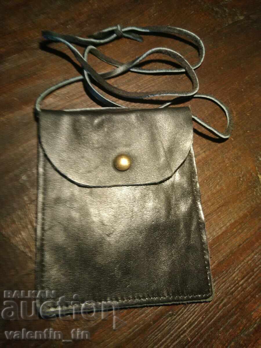 Δερμάτινο πορτοφόλι λαιμού Δερμάτινο πορτοφόλι λαιμού