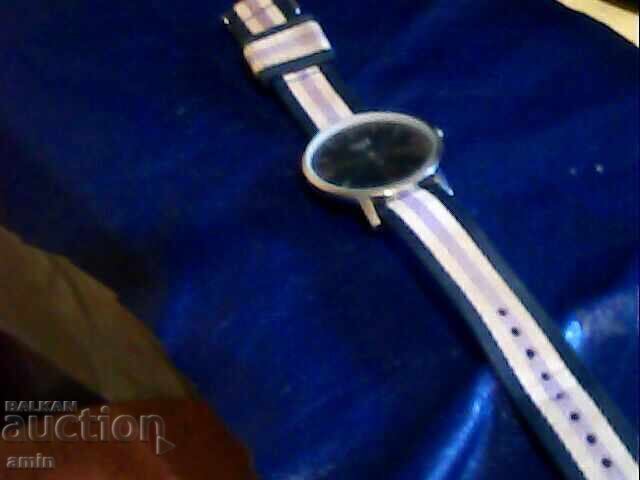 Auction  Beautiful small clock, regular work, with new battery