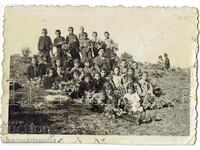 FOTOGRAFIE VECHE MICĂ MIHALCI CULEGÂND LILIAC R. NIGOAVANKA E682