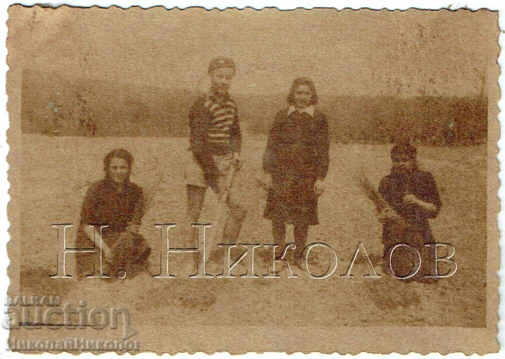 1949 FOTOGRAFIE MICĂ VECHE VARNA STALIN ZIUA MUNCII CLASA A VI-A E690