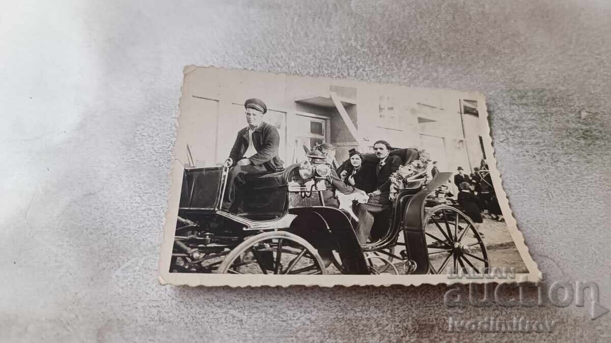 Snimka Sofiya Μια φωτογραφία άντρα και γυναίκας που κάνουν βόλτα σε άμαξα