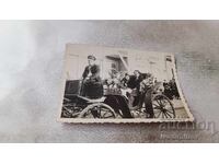 Snimka Sofiya Μια φωτογραφία άντρα και γυναίκας που κάνουν βόλτα σε άμαξα