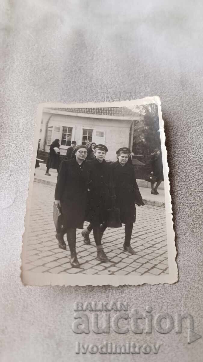 Φωτογραφία Σοφία Τρία νεαρά κορίτσια σε μια βόλτα