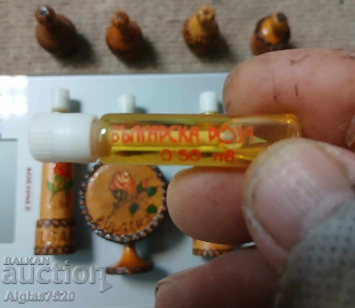 Δημοπρασία 4 τμχ. παλιά βουλγάρικα ξύλινα μπουκαλάκια με αρώματα