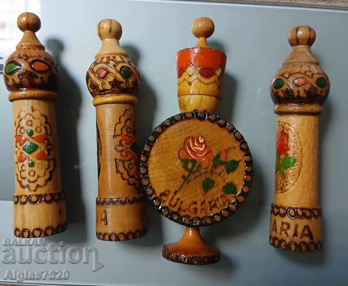 Παράδοση 4 τμχ. παλιά βουλγάρικα ξύλινα μπουκαλάκια με αρώματα