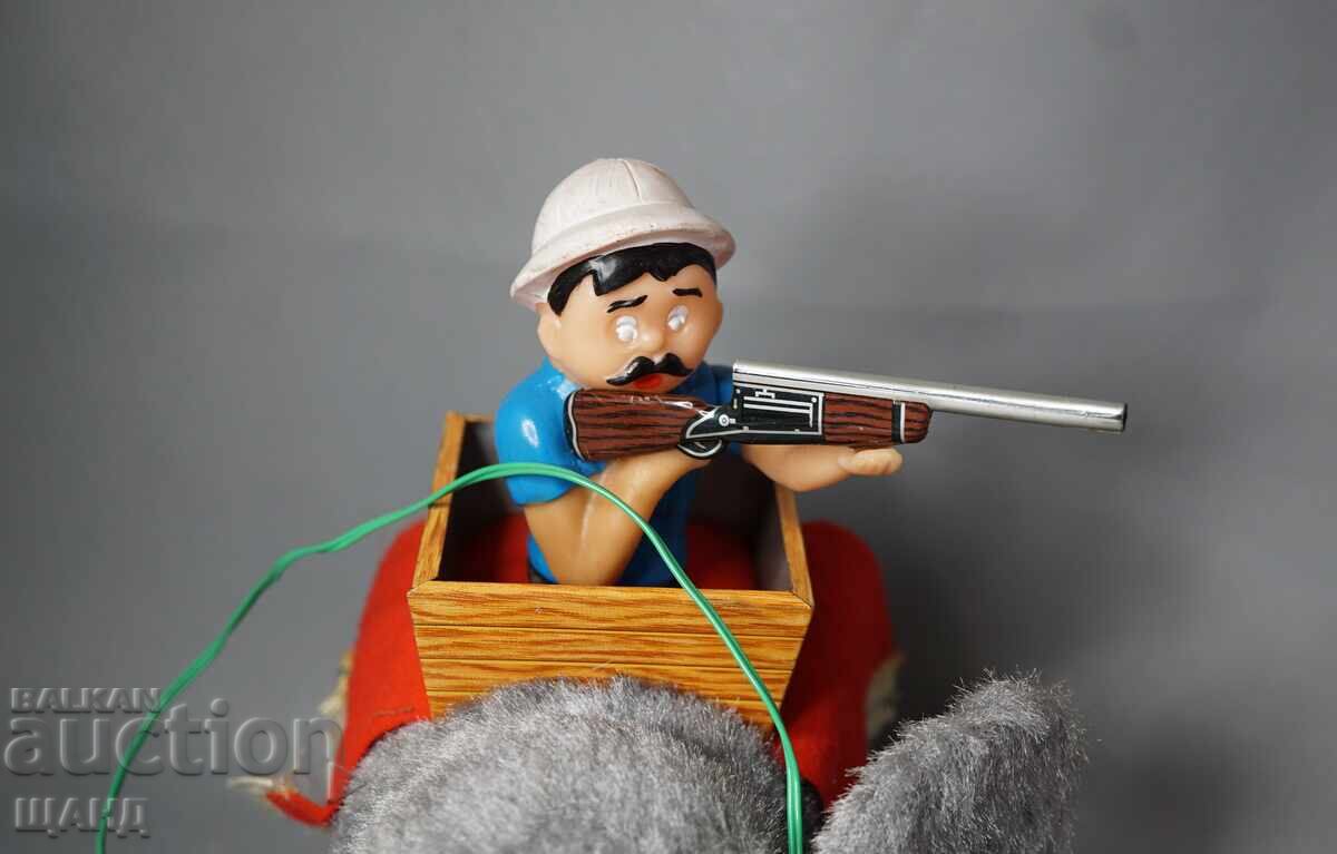 Стара Японска метална играчка ловец на слон с цена 45.35 лв. | € 23.19