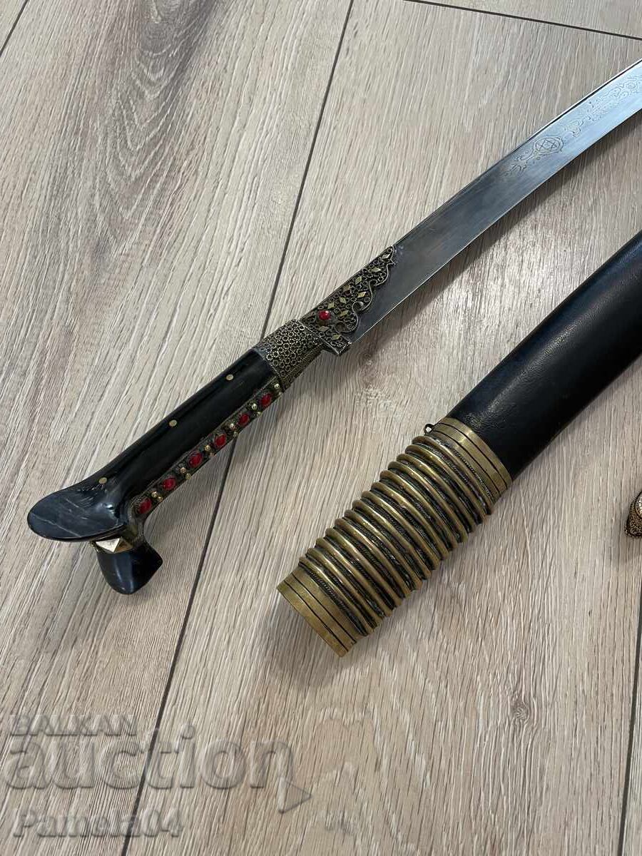 Livrarea Iatagan, iatagan nou, carambit, cuțit