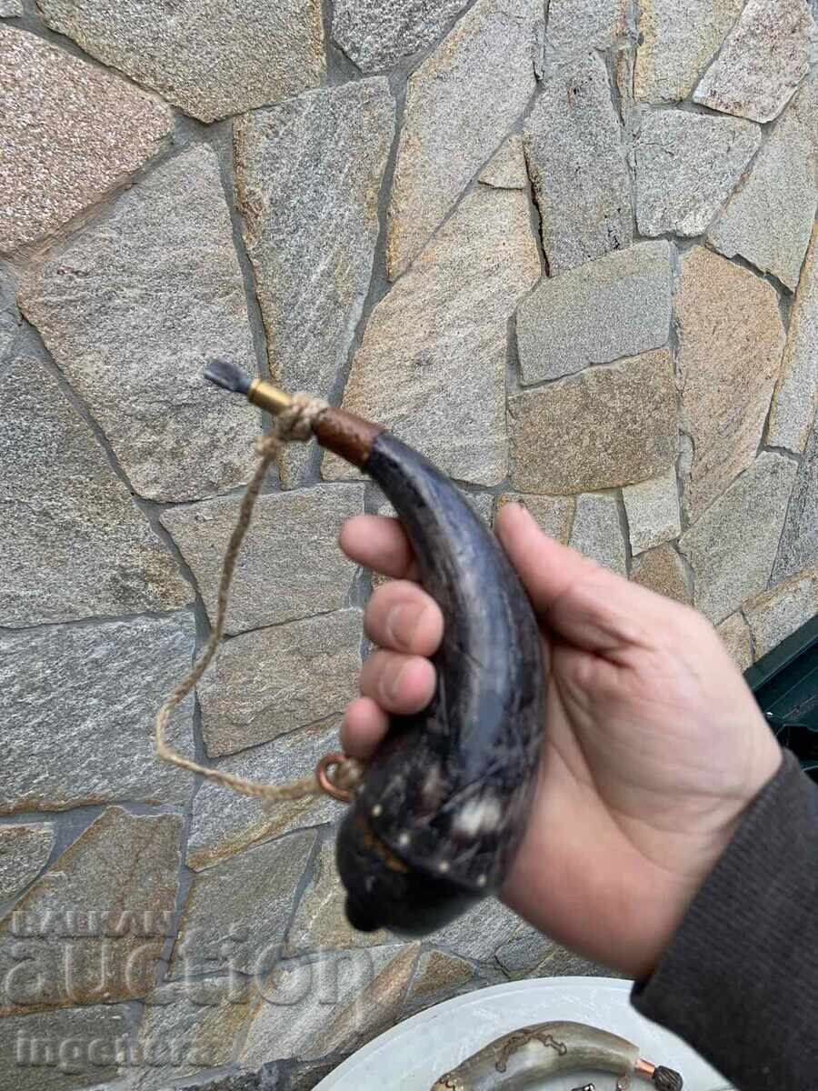 Μπαρουτοθήκη από κέρατο με τιμή 115.00 BGN | € 58.80