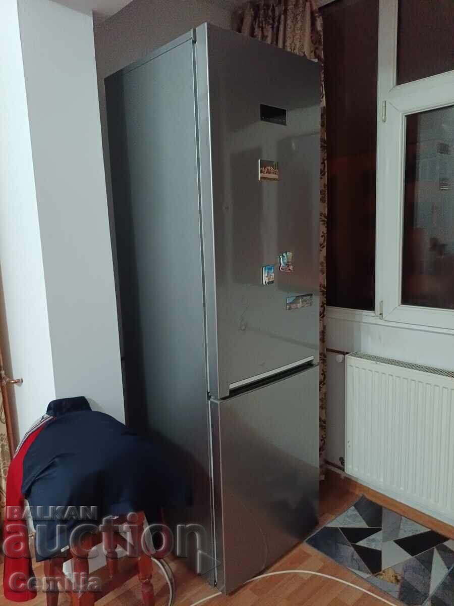 Продавам употребяван хладилник с фризер Beko за 500 лева