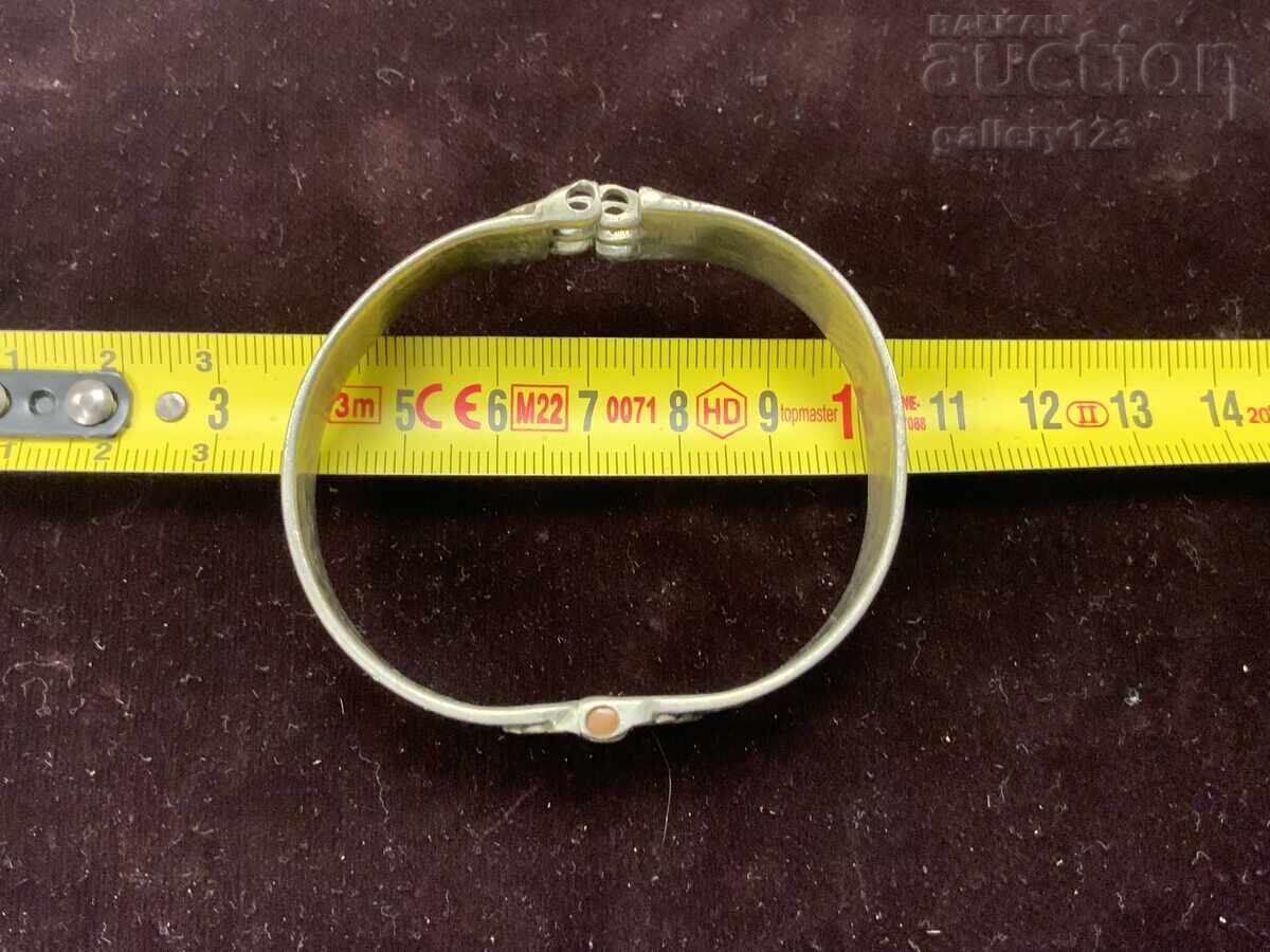 Livrarea Brățara Revival a lovit argintiu