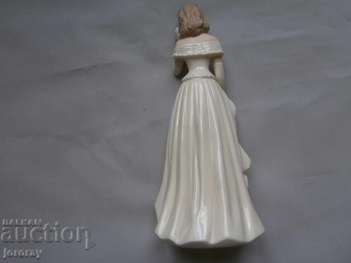 Porcelain figure 23cm brand with price 25.00 BGN | € 12.78 Porcelain figure 23cm brand with price 25.00 BGN | € 12.78