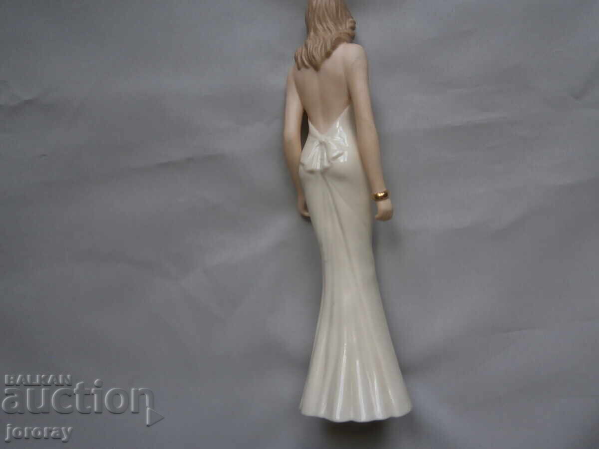 Порцеланова фигура 23см марка с цена 25.00 лв. | € 12.78