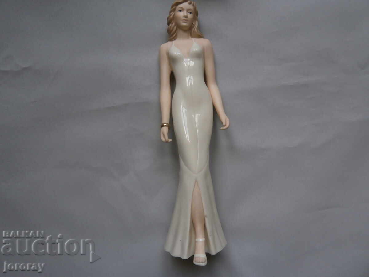 Порцеланова фигура 23см марка