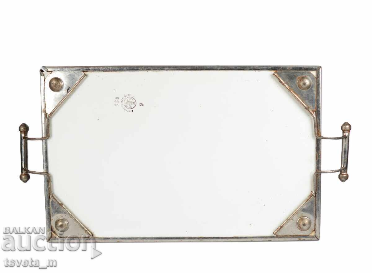 Tava din portelan cu garnituri metalice argintii - Cehoslovacia cu preț € 15.00 | 29.34 BGN Tava din portelan cu garnituri metalice argintii - Cehoslovacia cu preț € 15.00 | 29.34 BGN
