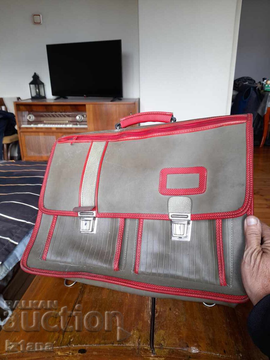 Стара ученическа чанта с цена 43.00 лв. | € 21.99