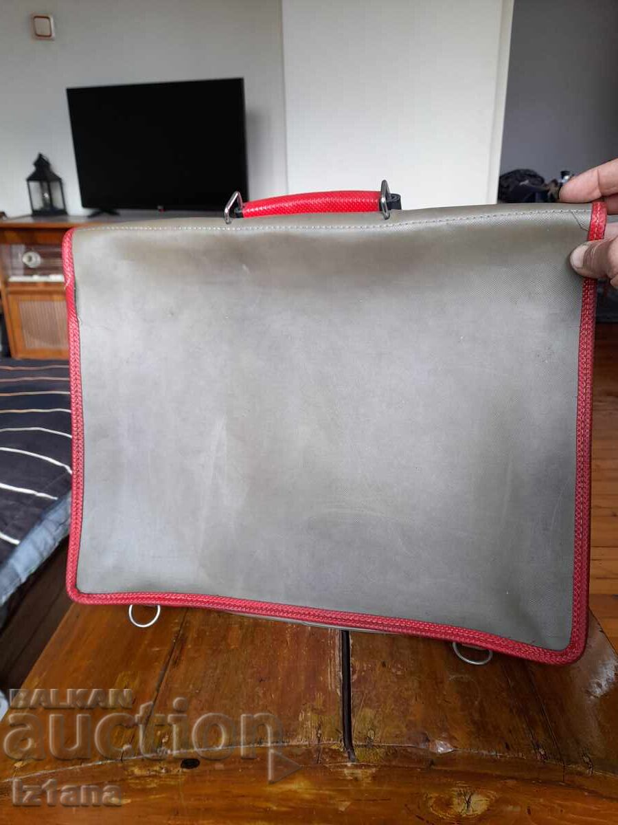 Доставка на Стара ученическа чанта