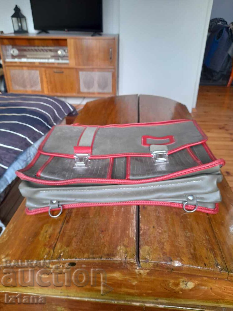 Стара ученическа чанта