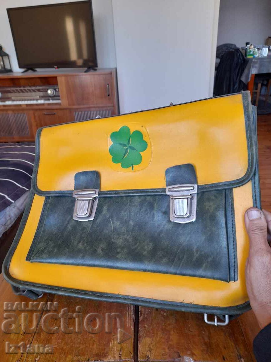 Geanta de scoala veche cu preț 55.00 BGN | € 28.12
