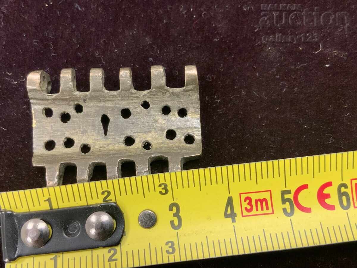 Detaliu de brățară renascentistă argint ștanțat aurit cu preț 0.01 BGN | € 0.01 Detaliu de brățară renascentistă argint ștanțat aurit cu preț 0.01 BGN | € 0.01