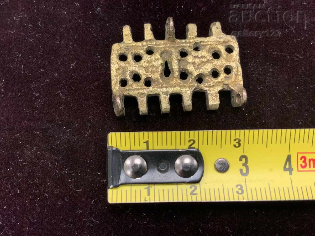 Detaliu de brățară renascentistă argint ștanțat aurit Detaliu de brățară renascentistă argint ștanțat aurit