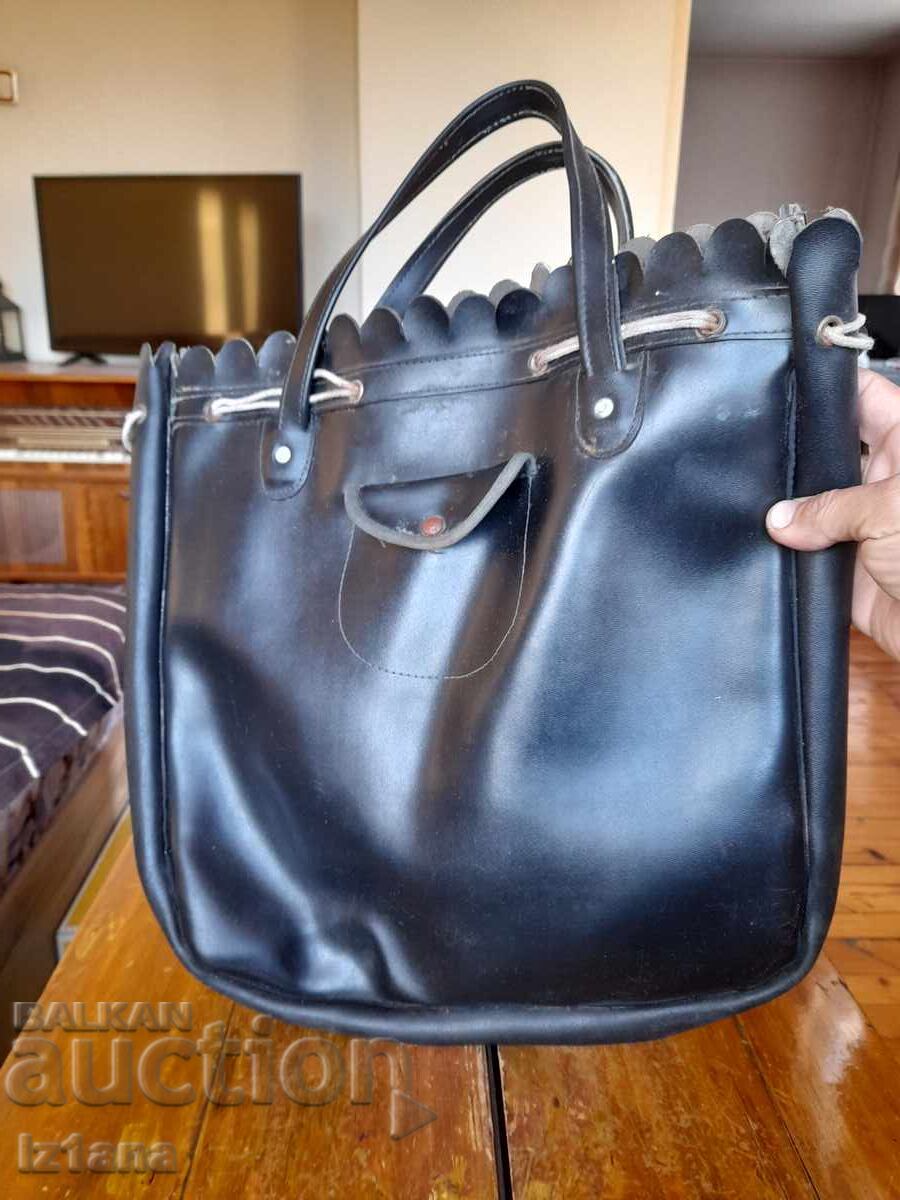 Стара пазарска кожена чанта с цена 35.00 лв. | € 17.90 Стара пазарска кожена чанта с цена 35.00 лв. | € 17.90