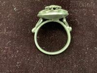 Ένα παλιό ασημένιο δαχτυλίδι