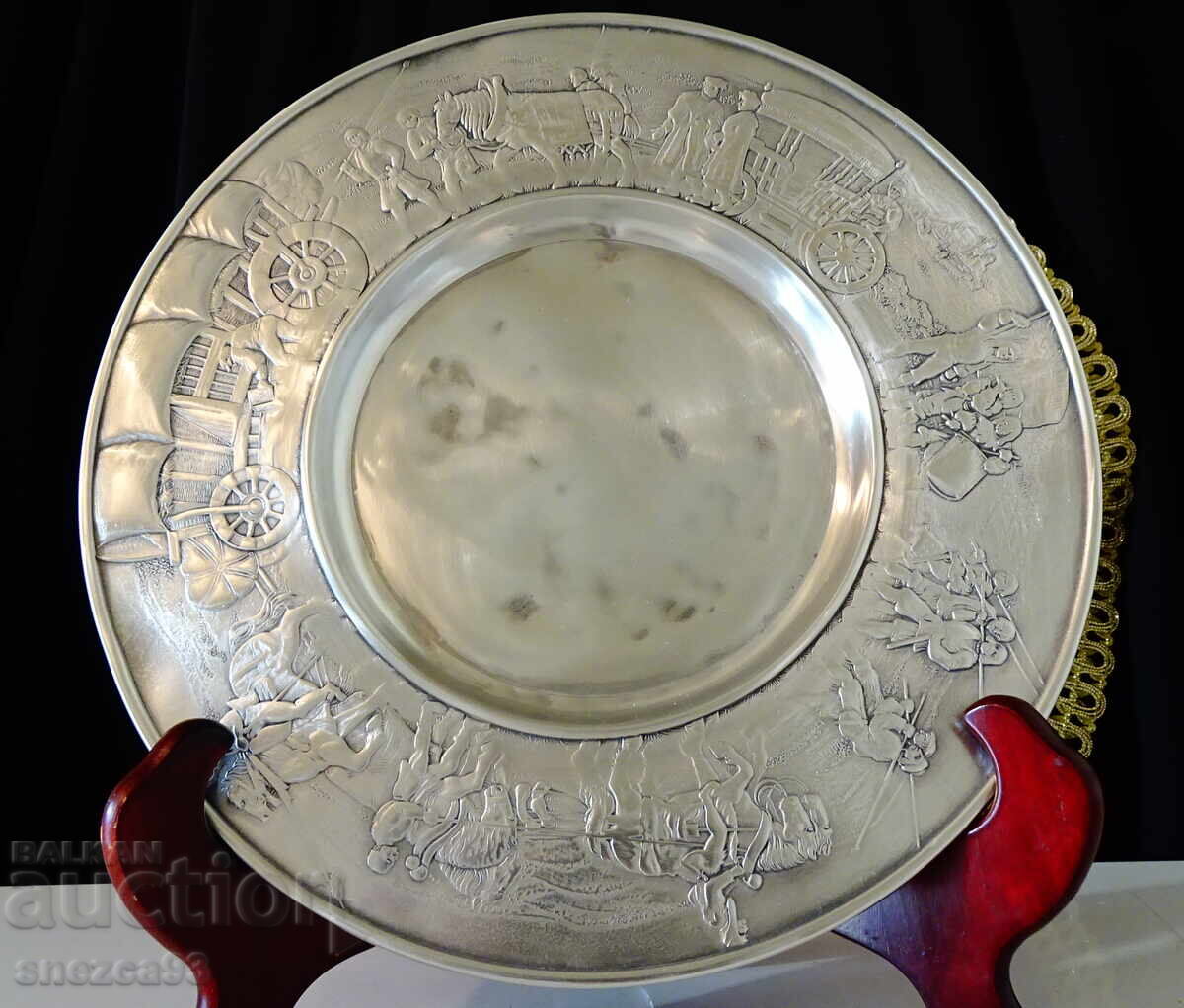 Farfurie de staniu cu caravană comercială, călăreți, armată