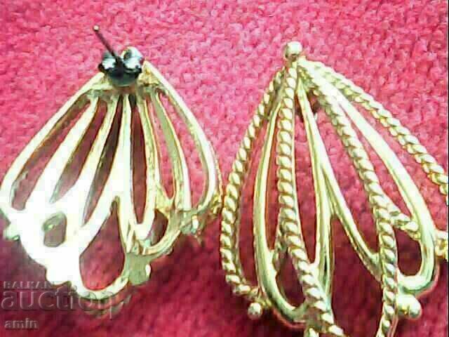 Licitație 13 grame de cercei frumosi placati cu aur de 18k Licitație 13 grame de cercei frumosi placati cu aur de 18k