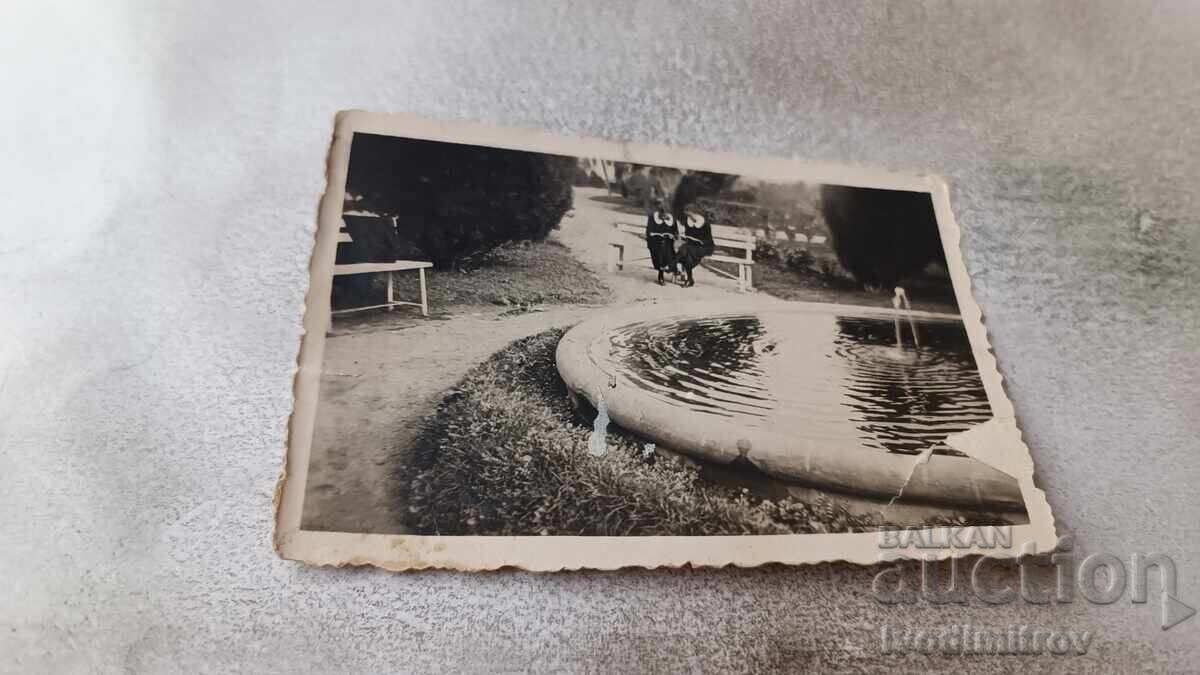 Снимка Айтосъ Две ученички седнали на пейка в парка 1937