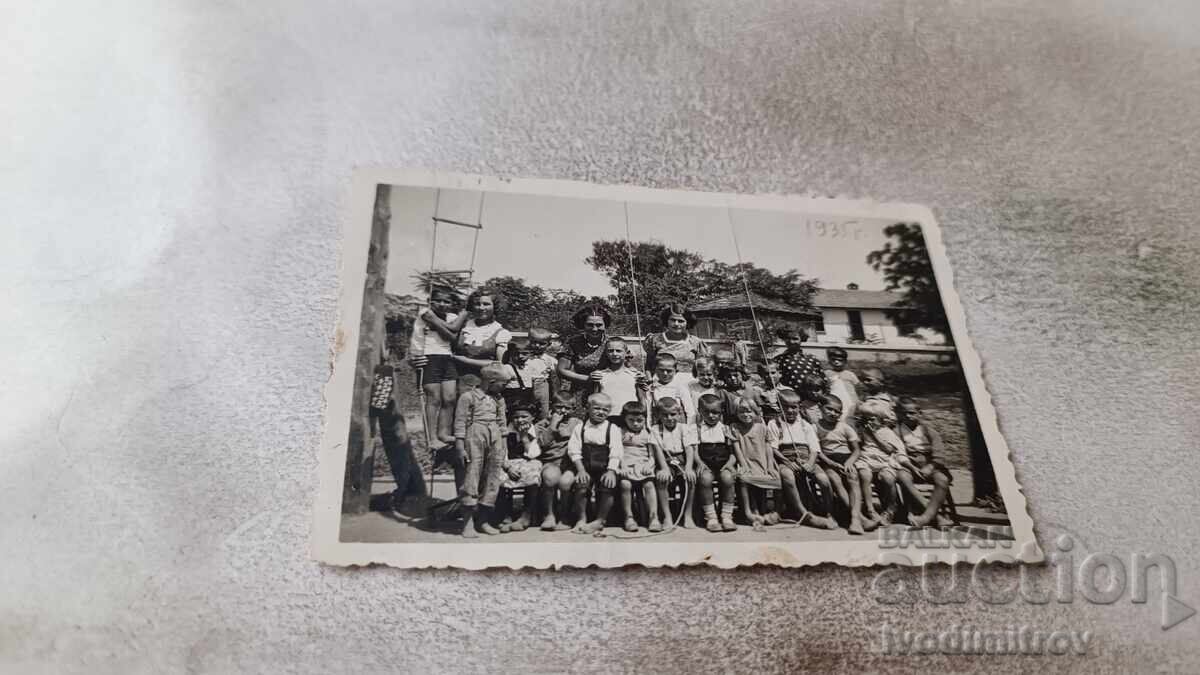 Снимка Деца със своите възпитателки 1935
