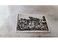 Снимка Деца със своите възпитателки 1935