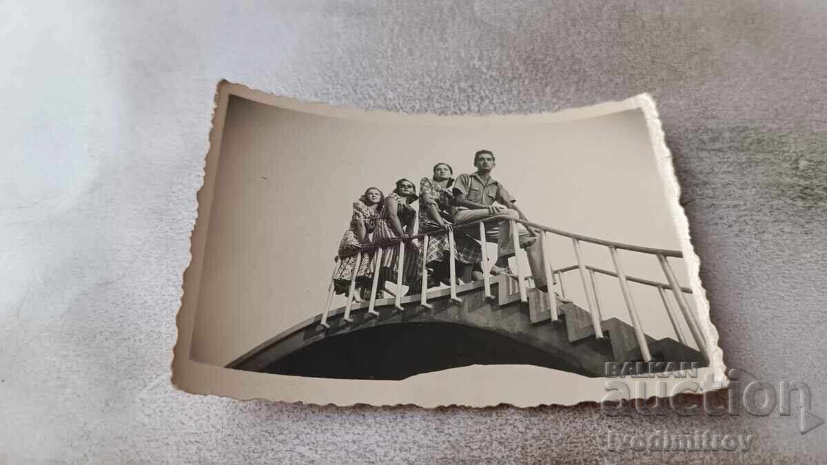Φωτογραφία Τryavna Νέοι και τρεις κοπέλες σε σκαλάκια 1950