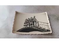 Φωτογραφία Τryavna Νέοι και τρεις κοπέλες σε σκαλάκια 1950