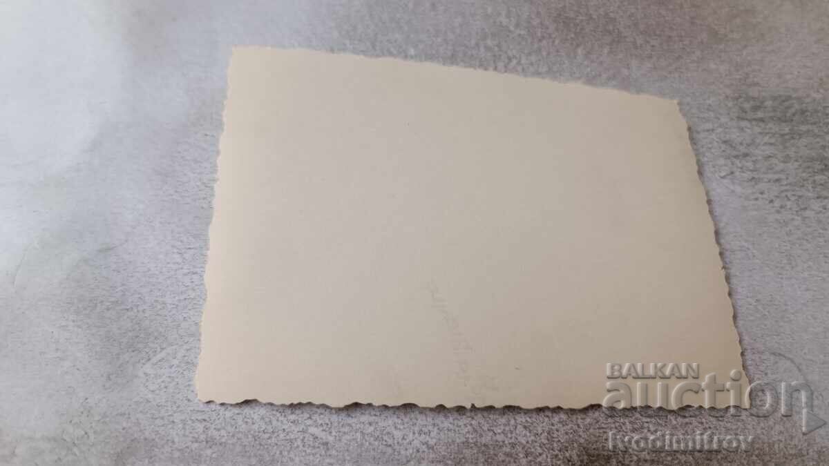 Φωτογραφία Άνδρας φωτογραφίζει με ρετρό φωτογραφική μηχανή με τιμή 1.85 BGN | € 0.95