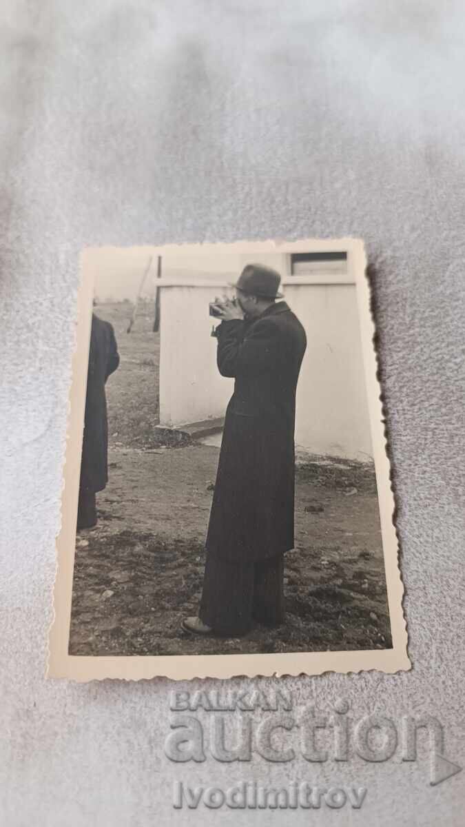 Φωτογραφία Άνδρας φωτογραφίζει με ρετρό φωτογραφική μηχανή