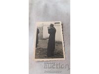 Φωτογραφία Άνδρας φωτογραφίζει με ρετρό φωτογραφική μηχανή