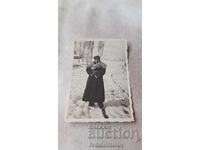 Φωτογραφία Άνδρας με χειμωνιάτικο παλτό στο χιόνι τον χειμώνα