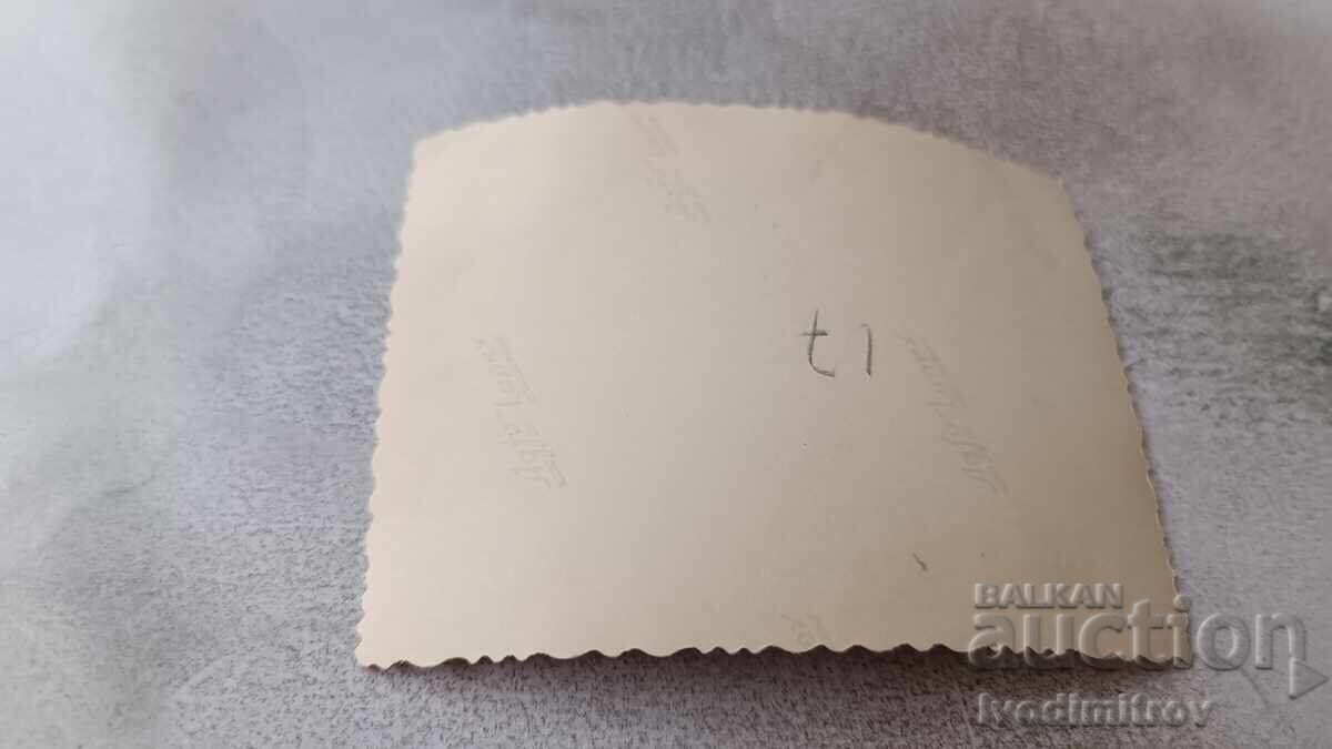 Φωτογραφία Νέων και νεαρού κοριτσιού σε βάρκα στη λίμνη με τιμή 1.65 BGN | € 0.84 Φωτογραφία Νέων και νεαρού κοριτσιού σε βάρκα στη λίμνη με τιμή 1.65 BGN | € 0.84