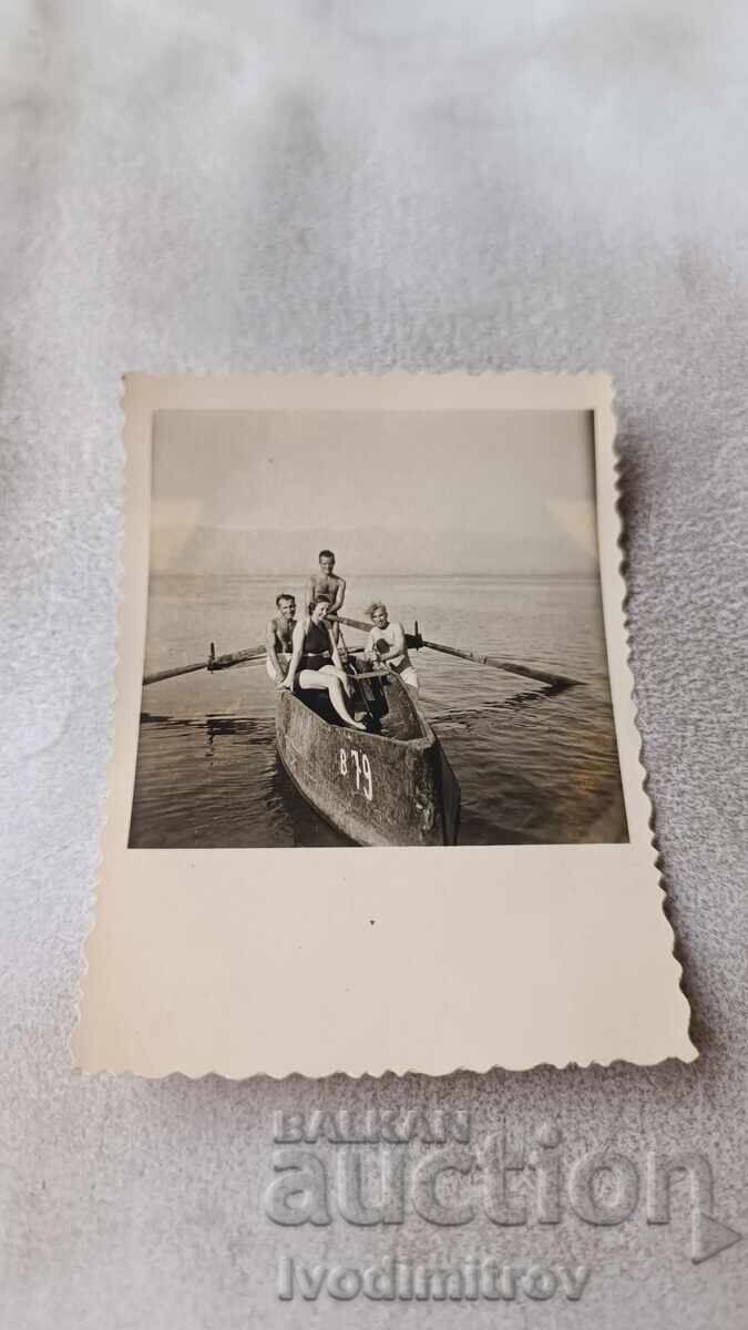 Φωτογραφία Νέων και νεαρού κοριτσιού σε βάρκα στη λίμνη Φωτογραφία Νέων και νεαρού κοριτσιού σε βάρκα στη λίμνη