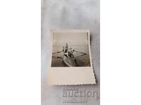 Fotografie Tineri și o tânără fată într-o barcă pe lac