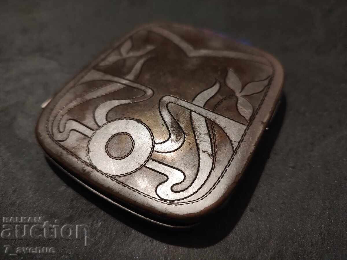 Old interesting collector's snuffbox 5.12.25 with price 49.00 BGN | € 25.05 Old interesting collector's snuffbox 5.12.25 with price 49.00 BGN | € 25.05