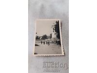 Φωτογραφία Αγόρια και κορίτσι στον δρόμο δίπλα σε καμπαναριό