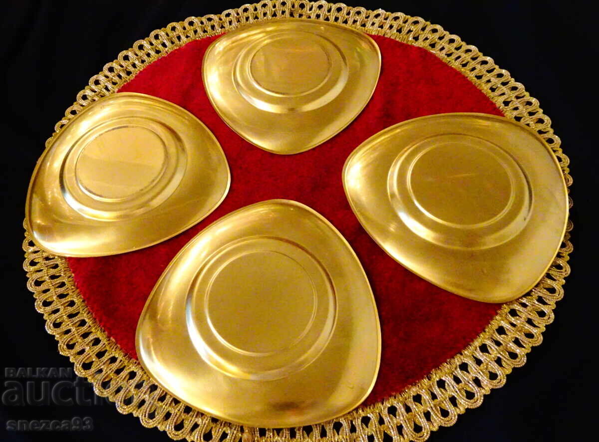Μεταλλικά πιάτα, επιχρυσωμένα, σετ 4 τεμαχίων με τιμή 16.00 BGN | € 8.18