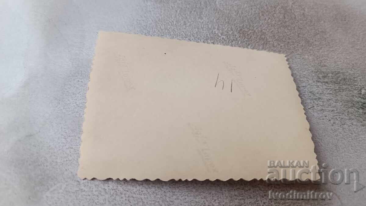 Φωτογραφία Σκοπίων: Νέος και δύο κοπέλες σε γέφυρα πάνω από τον ποταμό Βαρδάρη με τιμή 2.35 BGN | € 1.20