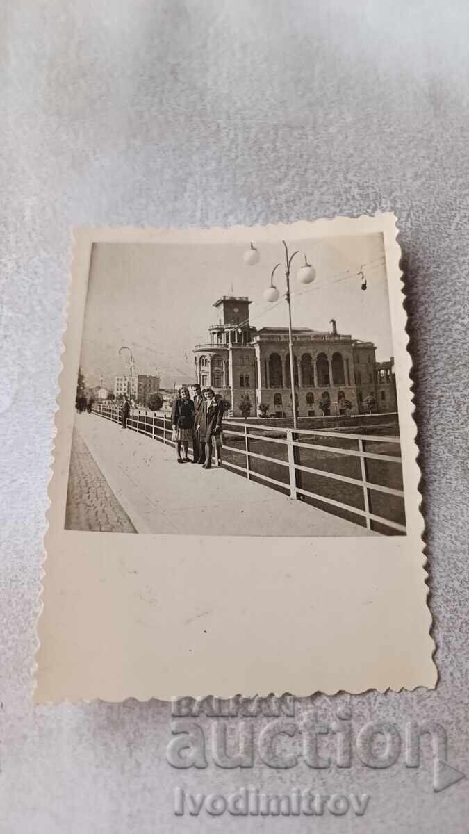 Φωτογραφία Σκοπίων: Νέος και δύο κοπέλες σε γέφυρα πάνω από τον ποταμό Βαρδάρη