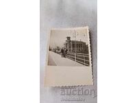 Φωτογραφία Σκοπίων: Νέος και δύο κοπέλες σε γέφυρα πάνω από τον ποταμό Βαρδάρη